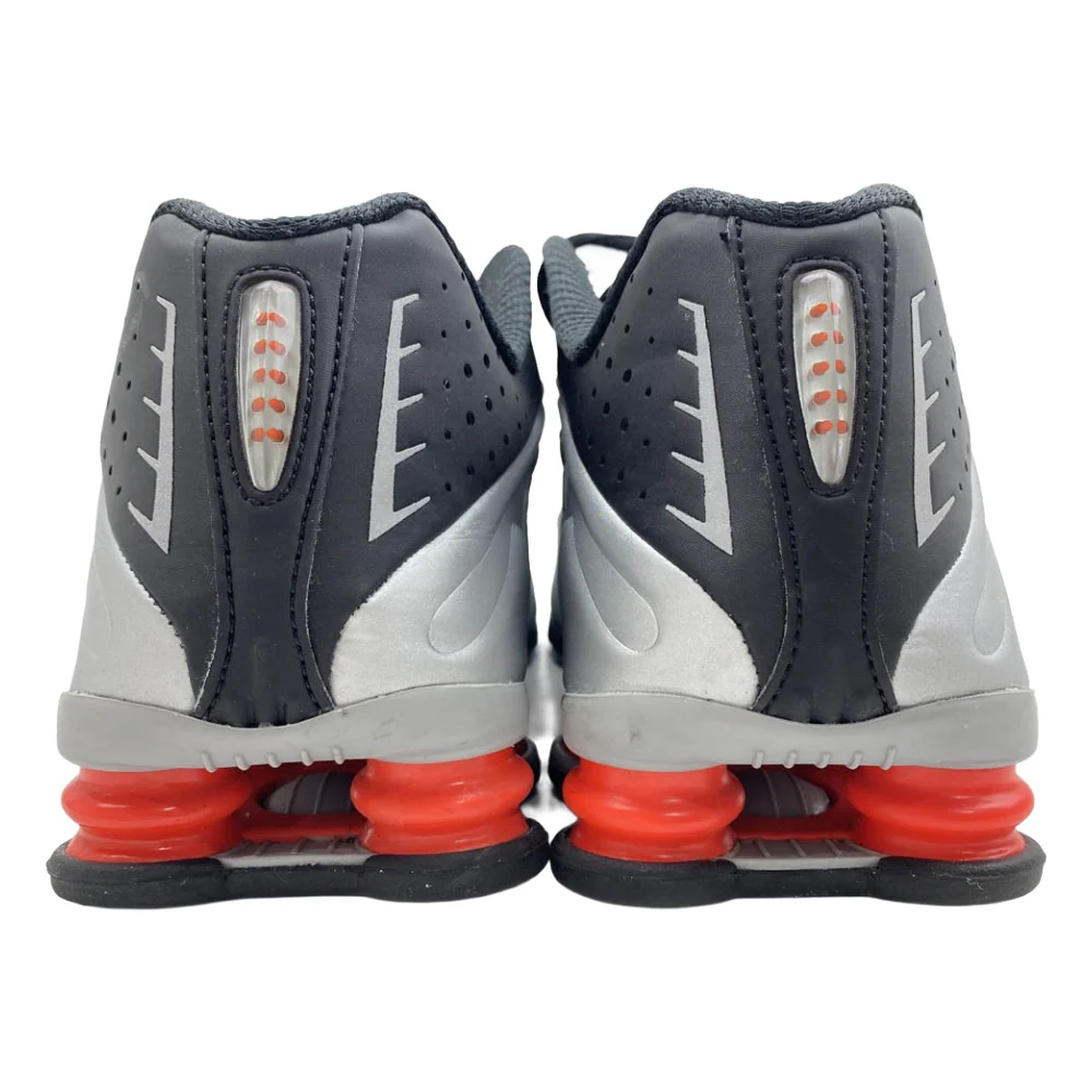 NIKE ナイキ HQ1988-002 Shox R4 Metallic Silver Red ショックス R4 ローカットスニーカー シルバー系 ブラック系 27.5cm【中古】 - Image 3