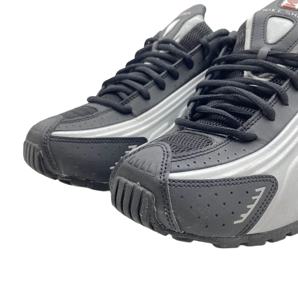 NIKE ナイキ HQ1988-002 Shox R4 Metallic Silver Red ショックス R4 ローカットスニーカー シルバー系 ブラック系 27.5cm【中古】 - Image 4